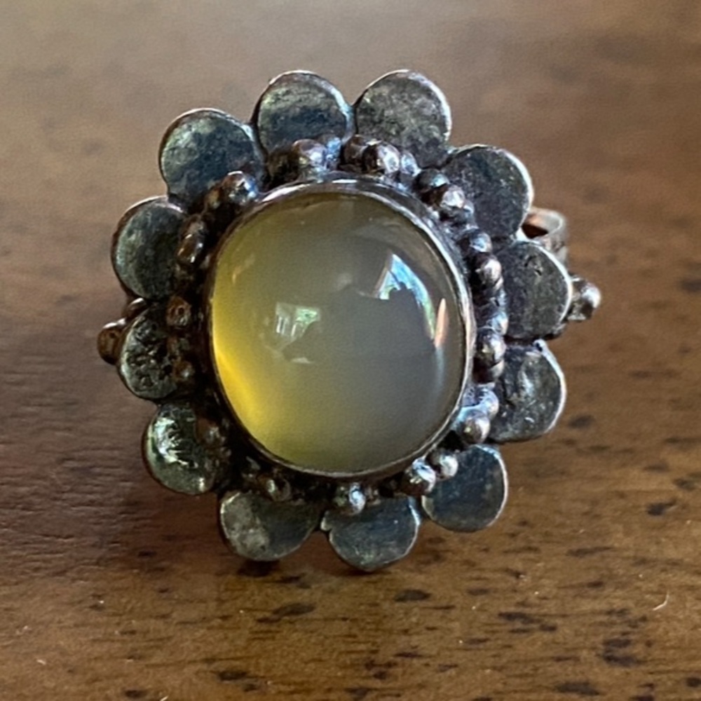Pretty Ring with Yellow Gemstone in Flower setting New Never Worn 925 Silver